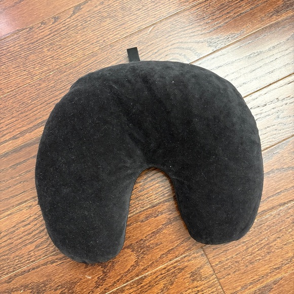 PRICE DROP!! Bucky Utopia neck pillow - Picture 1 of 3